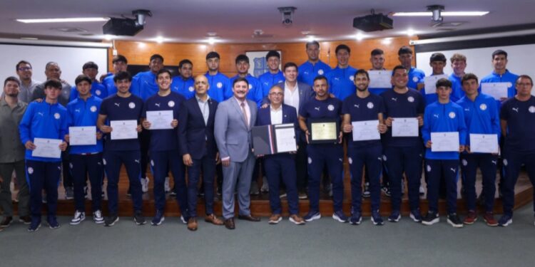 ¡Merecido homenaje para los campeones! La Junta Municipal de Asunción premió el histórico logro de la Albirroja Sub 16 ¡Merecido homenaje para los campeones! La Junta Municipal de Asunción premió el histórico logro de la Albirroja Sub 16