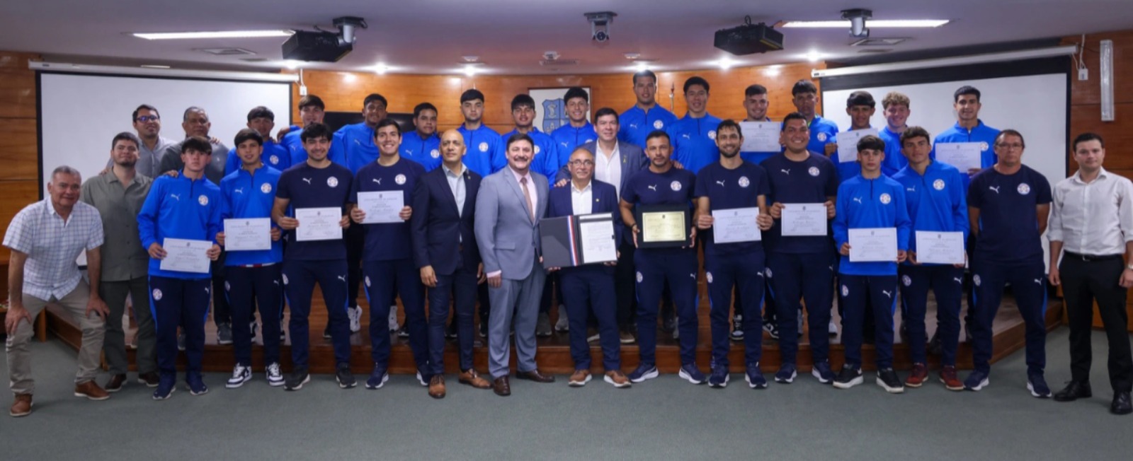¡Merecido homenaje para los campeones! La Junta Municipal de Asunción premió el histórico logro de la Albirroja Sub 16 ¡Merecido homenaje para los campeones! La Junta Municipal de Asunción premió el histórico logro de la Albirroja Sub 16