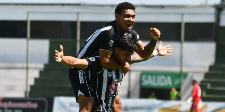 ¡Agónico golpe de autoridad en La Arboleda! Deportivo Santaní asalta el liderazgo de la Intermedia tras tumbar a Resistencia ¡Agónico golpe de autoridad en La Arboleda! Deportivo Santaní asalta el liderazgo de la Intermedia tras tumbar a Resistencia