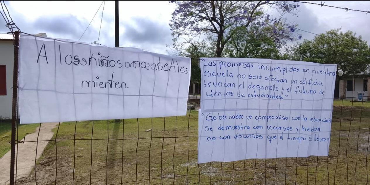 Colegio ocupado en Puerto Sastre: Solo promesas de supuestos trámites, pero alumnos siguen sin clases Colegio ocupado en Puerto Sastre: Solo promesas de supuestos trámites, pero alumnos siguen sin clases