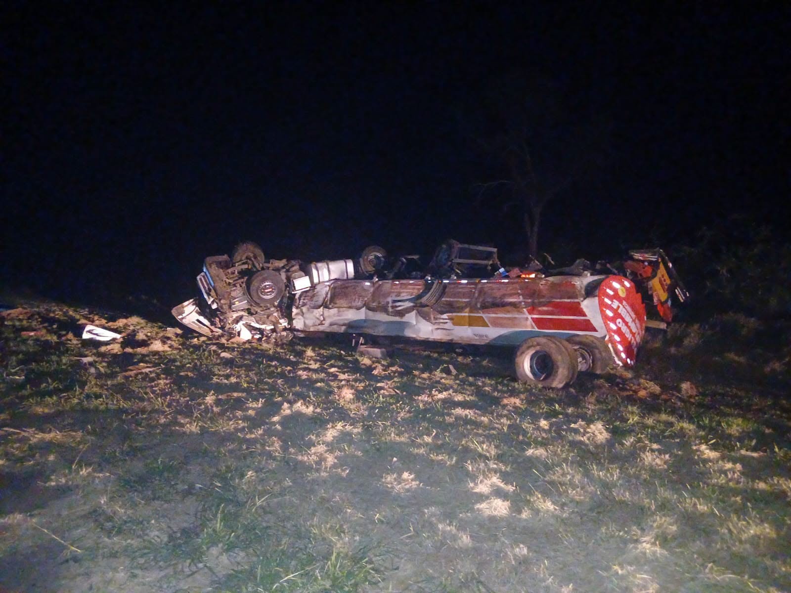 Tractocamión cisterna volcó en Boquerón tras supuesto reventón de neumático 
