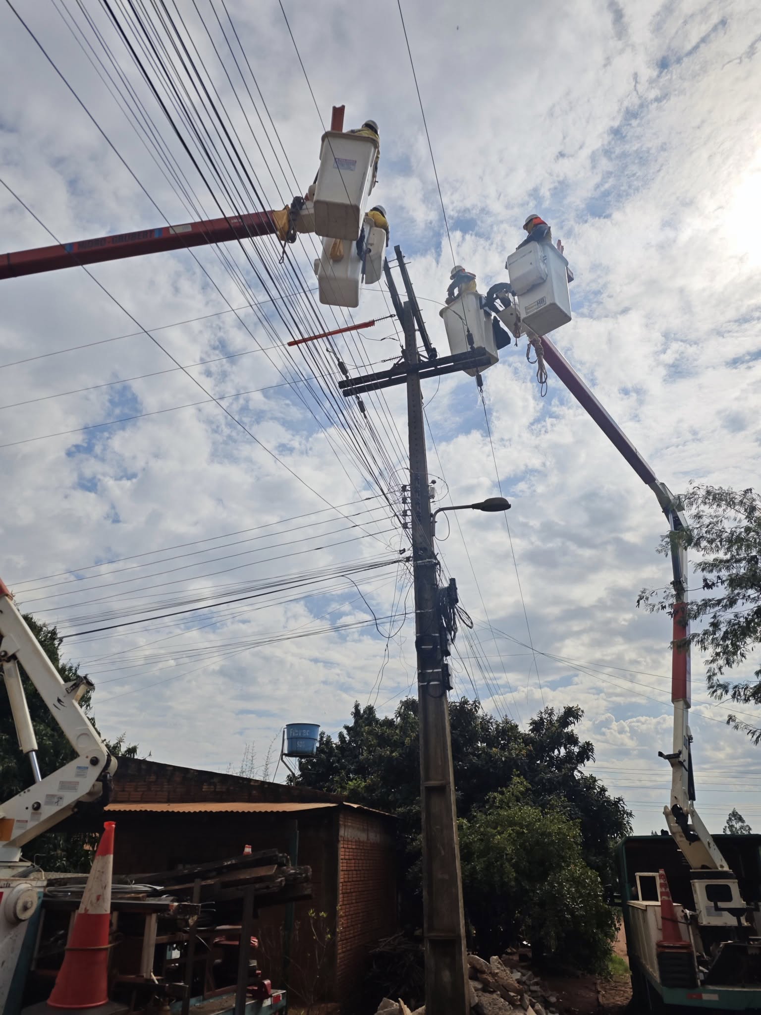 Corte de emergencia afectó al 60% de Mariscal Estigarribia tras choque a columna de alta tensión