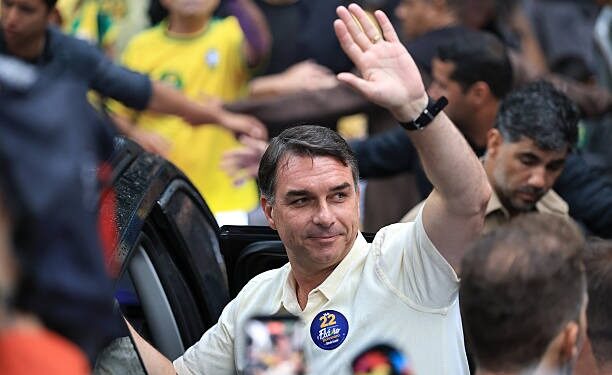 EE. UU. acoge a Flávio Bolsonaro tras su salida de Brasil y la anulación de sus pasaportes
