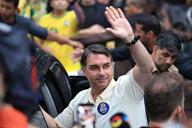 EE. UU. acoge a Flávio Bolsonaro tras su salida de Brasil y la anulación de sus pasaportes EE. UU. acoge a Flávio Bolsonaro tras su salida de Brasil y la anulación de sus pasaportes