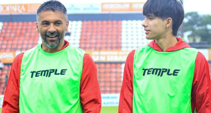Santiago Salcedo compartió un momento especial con su hijo en el banco de suplentes Santiago Salcedo compartió un momento especial con su hijo en el banco de suplentes