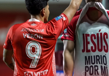 Marcó un gol y aprovechó el festejo para compartir su fe en Jesús