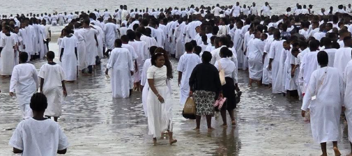 Más de 3.000 personas fueron bautizadas en una playa de Mozambique Más de 3.000 personas fueron bautizadas en una playa de Mozambique