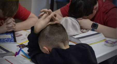 Distrito escolar de Washington ofrecerá disculpas tras polémica por restricciones a materiales cristianos
