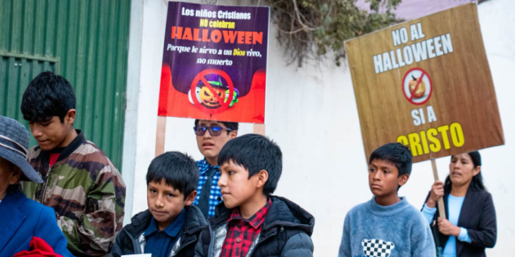 Niños cristianos salen a las calles en Perú con un mensaje de fe contra Halloween Niños cristianos salen a las calles en Perú con un mensaje de fe contra Halloween