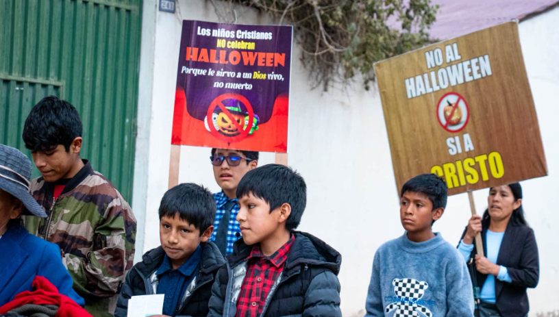 Niños cristianos salen a las calles en Perú con un mensaje de fe contra Halloween Niños cristianos salen a las calles en Perú con un mensaje de fe contra Halloween