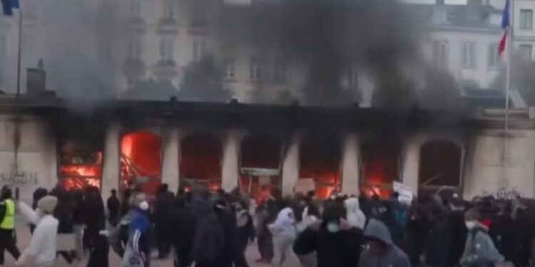 Francia bajo el fuego: una ola de violencia insólita arrasa sus principales ciudades y desata el caos político Francia bajo el fuego: una ola de violencia insólita arrasa sus principales ciudades y desata el caos político