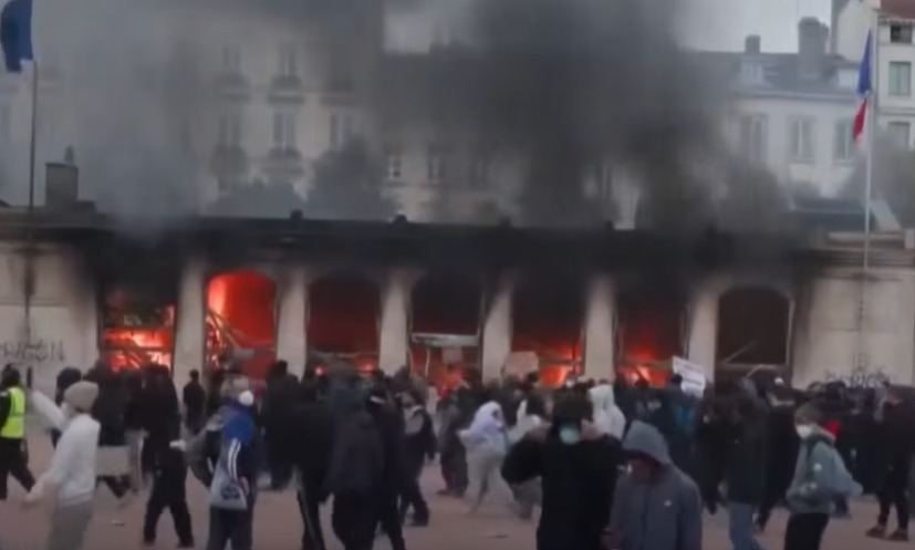 Francia bajo el fuego: una ola de violencia insólita arrasa sus principales ciudades y desata el caos político Francia bajo el fuego: una ola de violencia insólita arrasa sus principales ciudades y desata el caos político