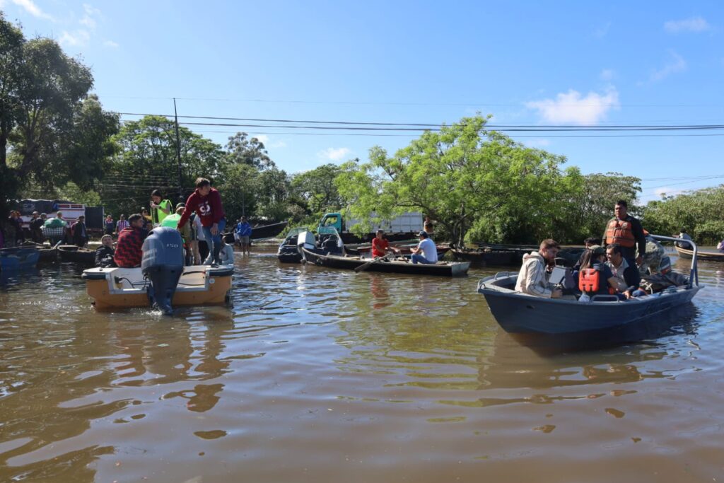Gobierno coordina asistencia y evacuación de familias afectadas por la crecida del río Paraná en Ayolas