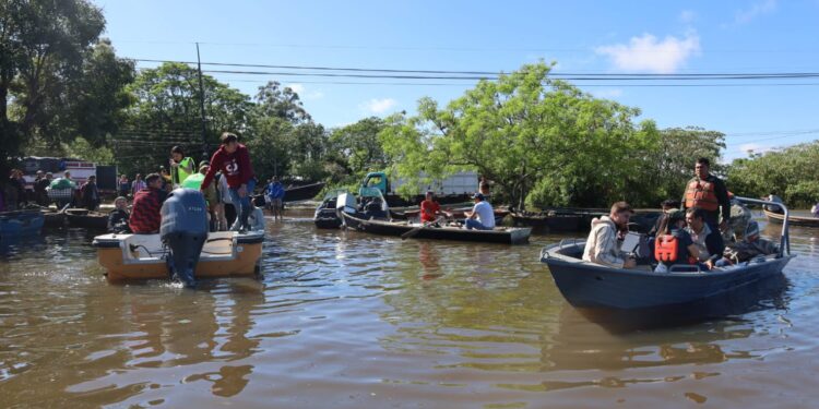 Gobierno coordina asistencia y evacuación de familias afectadas por la crecida del río Paraná en Ayolas Gobierno coordina asistencia y evacuación de familias afectadas por la crecida del río Paraná en Ayolas