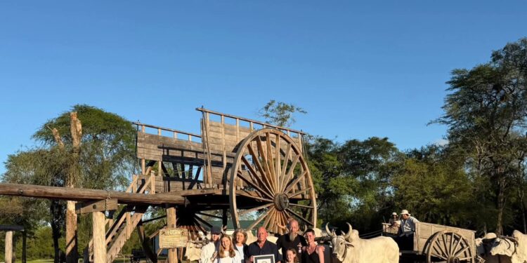 El Chaco paraguayo hace historia con la carreta de bueyes más grande del mundo