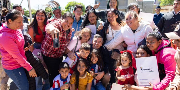 Peña entrega títulos de propiedad a familias campesinas tras décadas de espera Peña entrega títulos de propiedad a familias campesinas tras décadas de espera