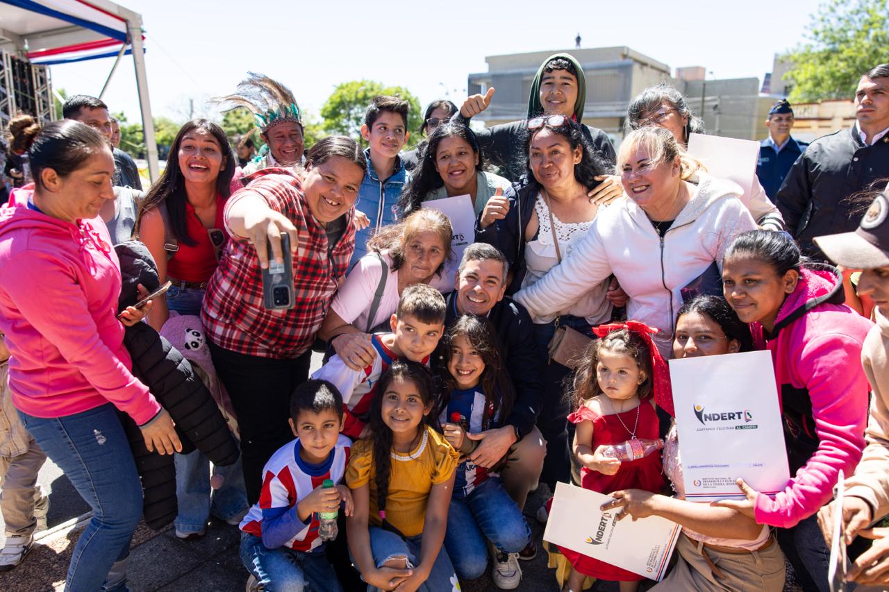 Peña entrega títulos de propiedad a familias campesinas tras décadas de espera Peña entrega títulos de propiedad a familias campesinas tras décadas de espera
