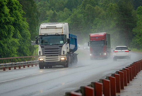 Tormentas: recomiendan extremar precauciones para evitar el hidroplaneo