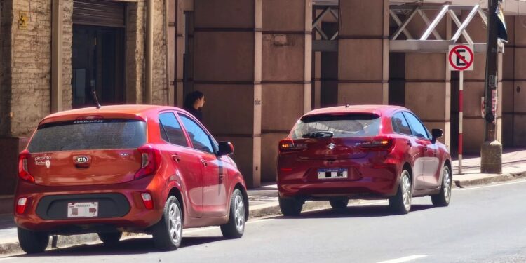 Luces “pica pica”: cuándo usarlas y por qué no autorizan a estacionar en cualquier lugar Luces “pica pica”: cuándo usarlas y por qué no autorizan a estacionar en cualquier lugar