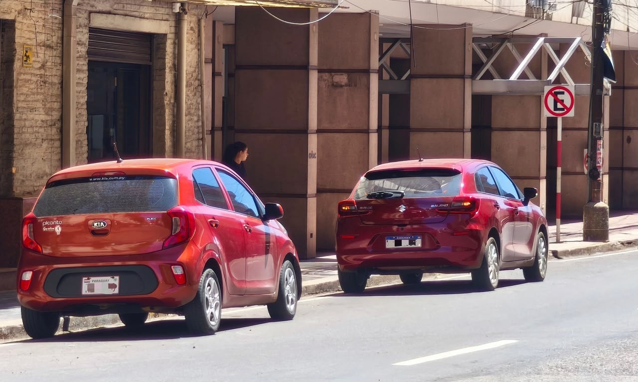Luces “pica pica”: cuándo usarlas y por qué no autorizan a estacionar en cualquier lugar