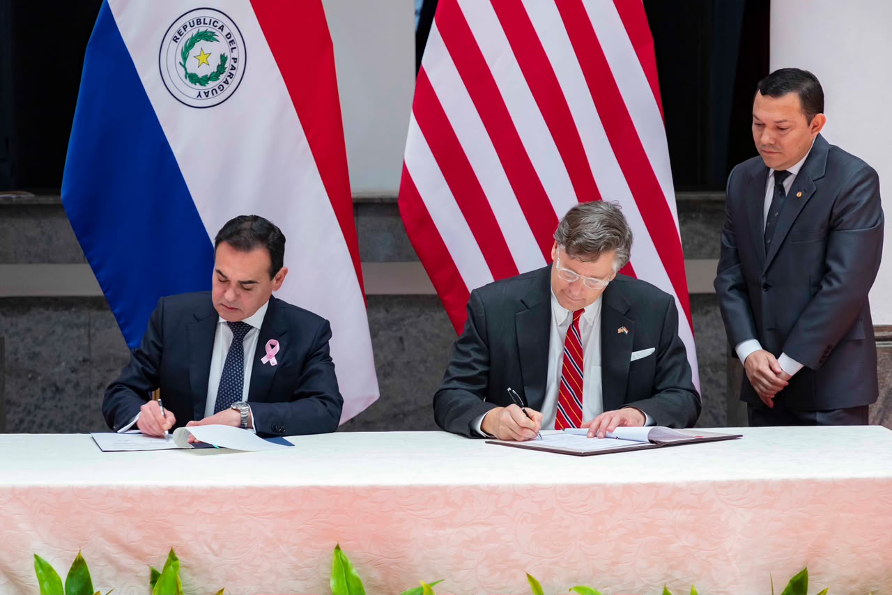 Paraguay y Estados Unidos sellan acuerdos estratégicos para reforzar la seguridad aérea y el control migratorio Paraguay y Estados Unidos sellan acuerdos estratégicos para reforzar la seguridad aérea y el control migratorio