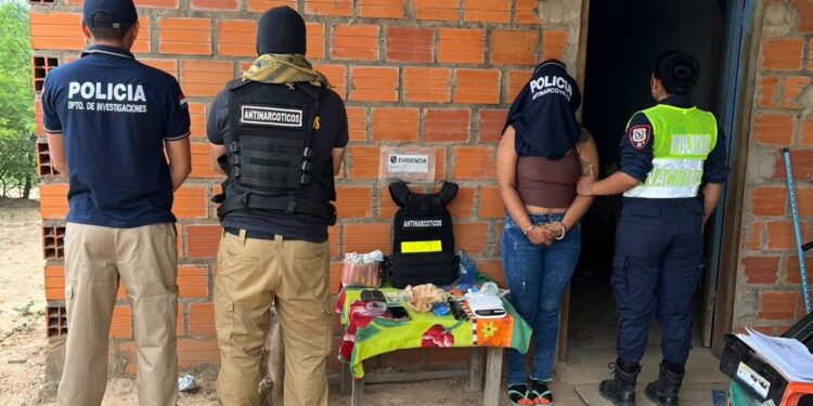 Golpe al microtráfico en el Chaco: detienen a una mujer y caen más de 300 dosis de cocaína en Mariscal Estigarribia Golpe al microtráfico en el Chaco: detienen a una mujer y caen más de 300 dosis de cocaína en Mariscal Estigarribia
