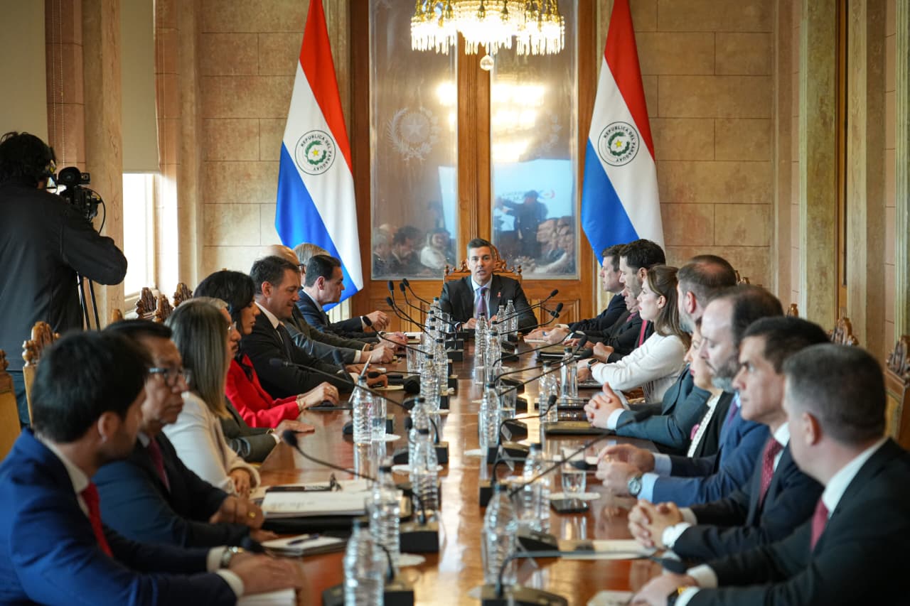Peña fija prioridades para los últimos 22 meses de gobierno y pide que el crecimiento llegue a las familias