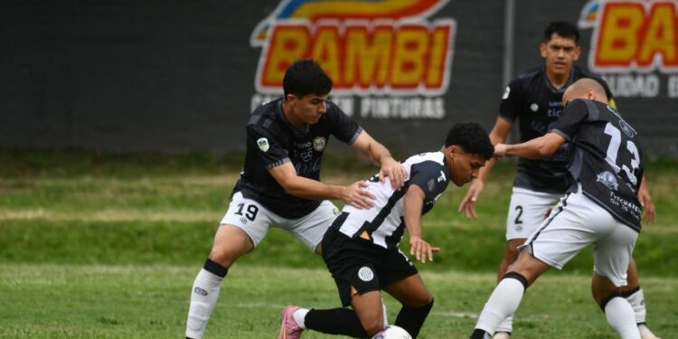 ¡Festín de goles en Santo Domingo, roja sobre el final y festejo franjeado! Olimpia de Itá sale victorioso ante un batallador 12 de Octubre ¡Festín de goles en Santo Domingo, roja sobre el final y festejo franjeado! Olimpia de Itá sale victorioso ante un batallador 12 de Octubre