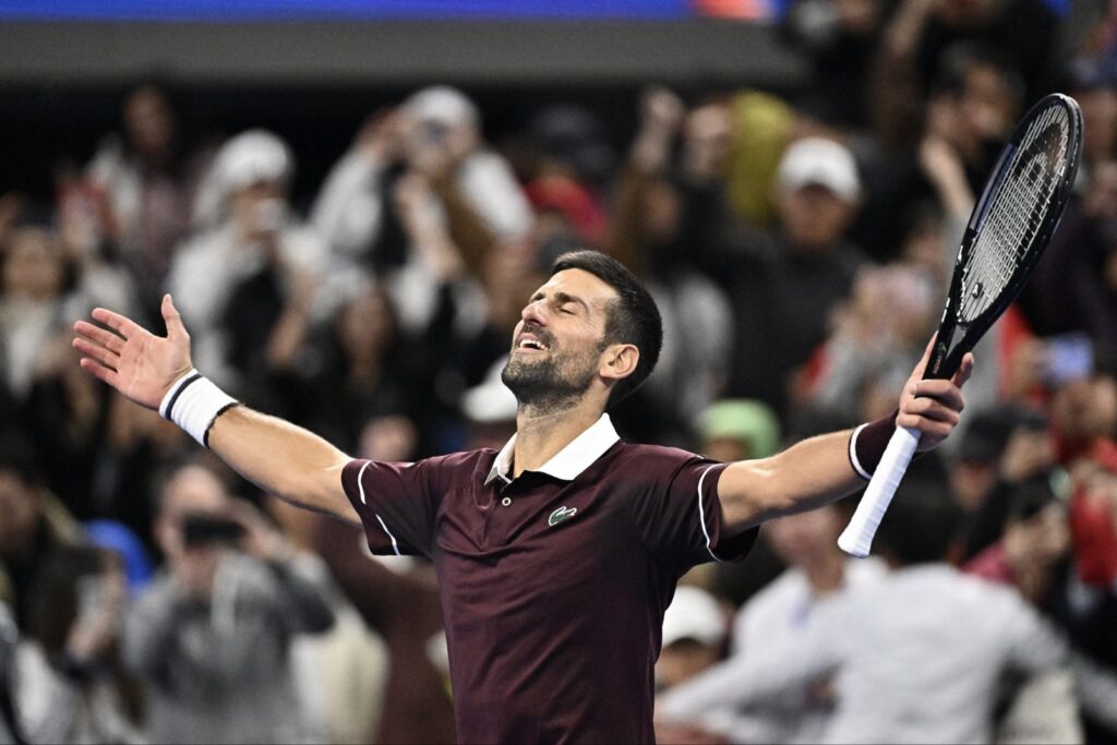Incombustible a los 39 años: Djokovic remonta ante Zverev en Pekín, destroza una marca histórica de Nadal y enciende las semifinales