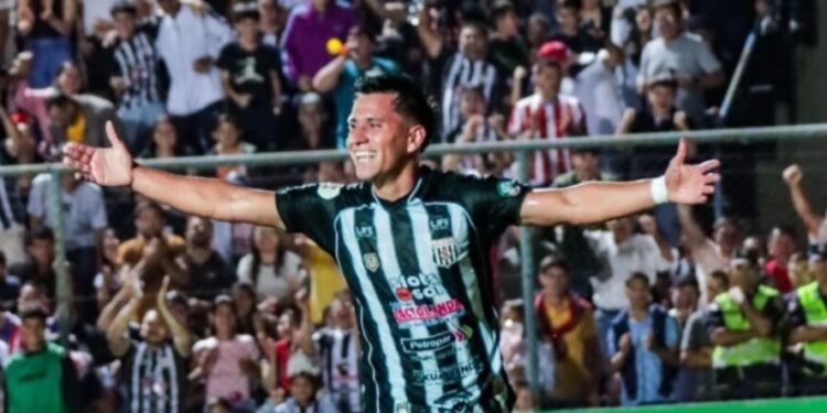 Fiesta albinegra en San Estanislao: Santaní vence a Guaireña, recupera la punta de la Intermedia y desata la locura en el tramo final