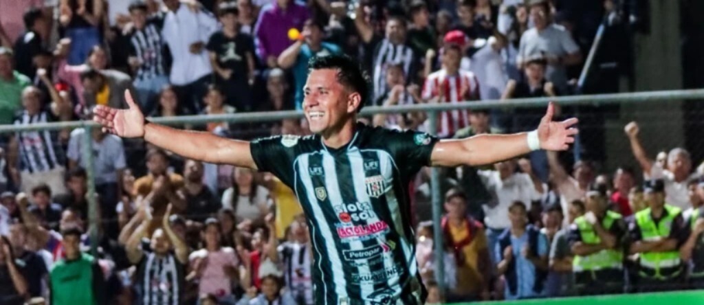 Fiesta albinegra en San Estanislao: Santaní vence a Guaireña, recupera la punta de la Intermedia y desata la locura en el tramo final