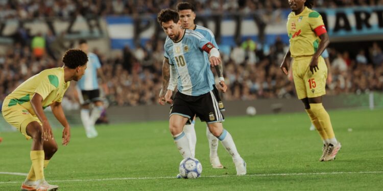 Noche de llanto, histórico show y final de una era: Messi se despide de Argentina con una paliza a Benín y sacude al fútbol mundial