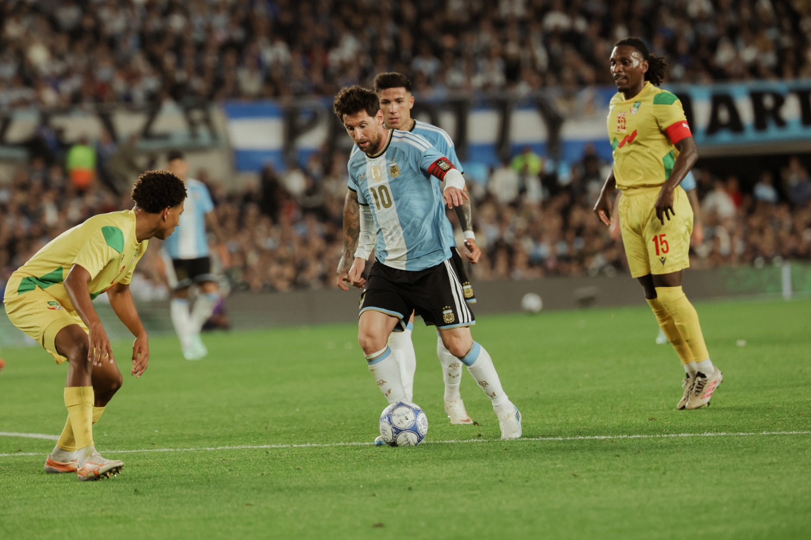 Noche de llanto, histórico show y final de una era: Messi se despide de Argentina con una paliza a Benín y sacude al fútbol mundial Noche de llanto, histórico show y final de una era: Messi se despide de Argentina con una paliza a Benín y sacude al fútbol mundial