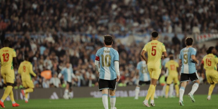 Dos mitos, dos finales opuestos: el escandaloso adiós de Maradona reabre la herida mientras Messi se despide como un rey Dos mitos, dos finales opuestos: el escandaloso adiós de Maradona reabre la herida mientras Messi se despide como un rey