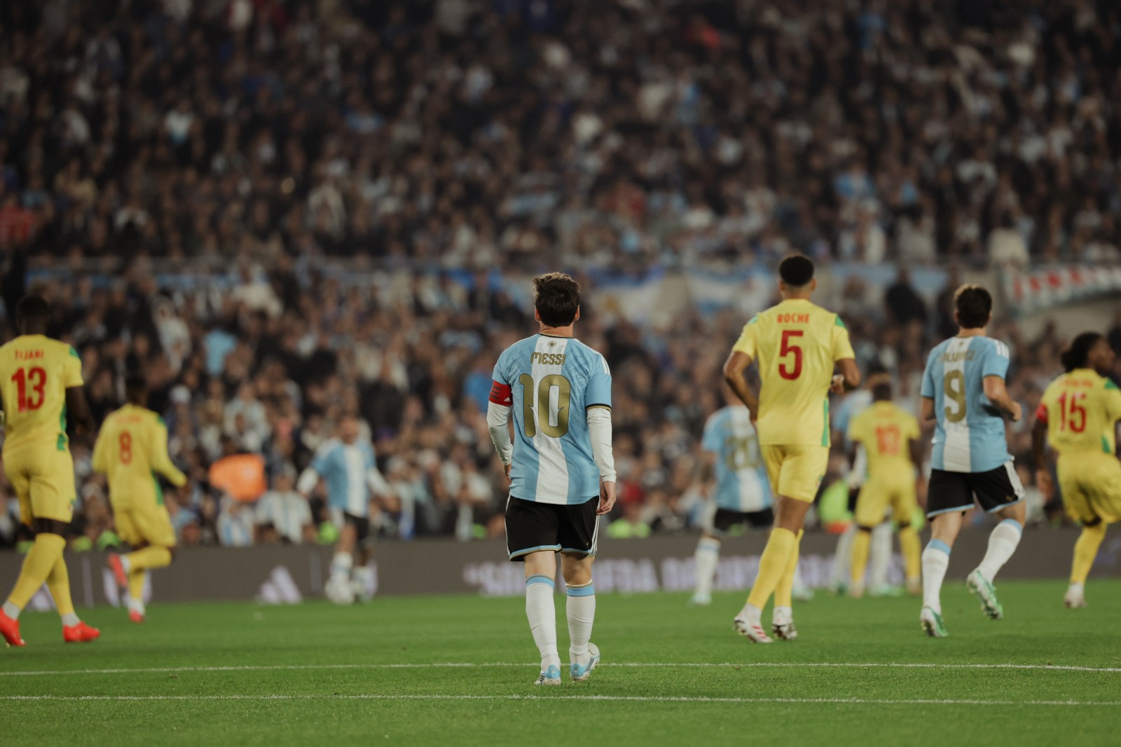 Dos mitos, dos finales opuestos: el escandaloso adiós de Maradona reabre la herida mientras Messi se despide como un rey Dos mitos, dos finales opuestos: el escandaloso adiós de Maradona reabre la herida mientras Messi se despide como un rey