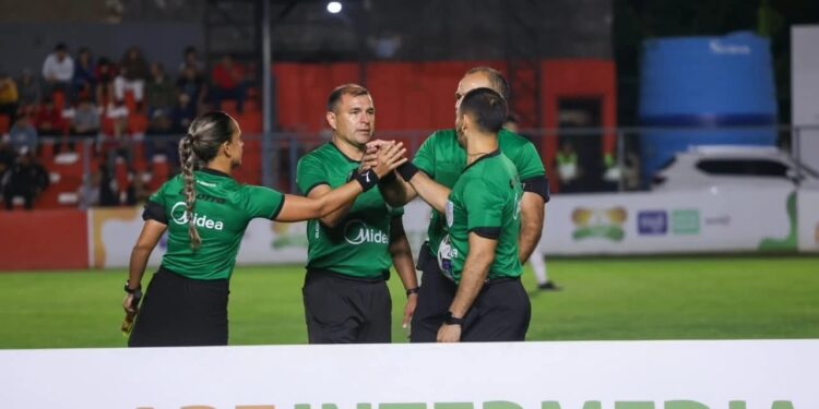 Bomba en el arbitraje del ascenso: designaciones bajo la lupa y la sombra del VAR sobre la jornada 28 de la Intermedia