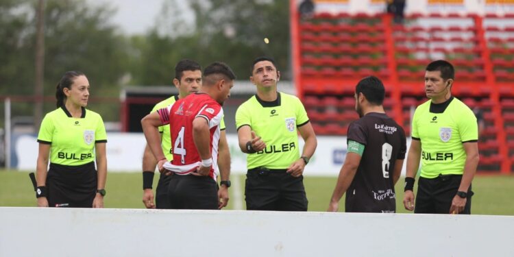 Alerta en la Primera B: imponen arbitrajes reforzados para sofocar las sospechas en la fecha 31 del ascenso Alerta en la Primera B: imponen arbitrajes reforzados para sofocar las sospechas en la fecha 31 del ascenso