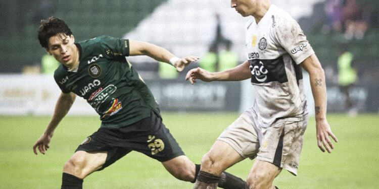 Tropiezo en la cancha de Trinidad: Olimpia frena su marcha ante Rubio Ñu en una cancha impresentable que desató la furia franjeada Tropiezo en la cancha de Trinidad: Olimpia frena su marcha ante Rubio Ñu en una cancha impresentable que desató la furia franjeada