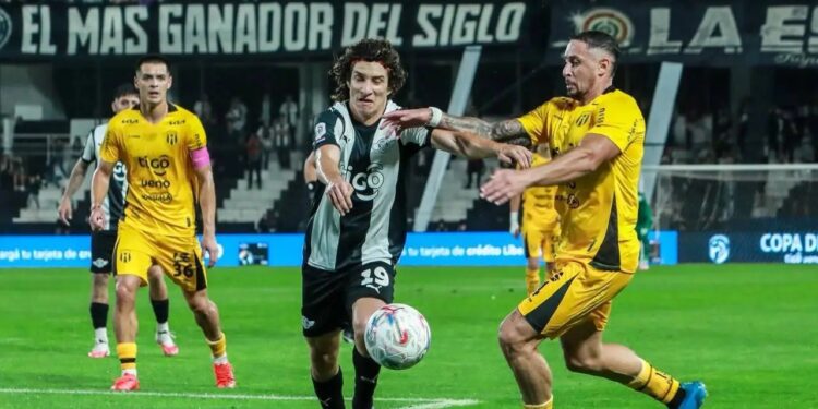 Batalla campal y festival de goles en La Huerta: Libertad y Guaraní firman un electrizante 2-2 que hace arder el campeonato