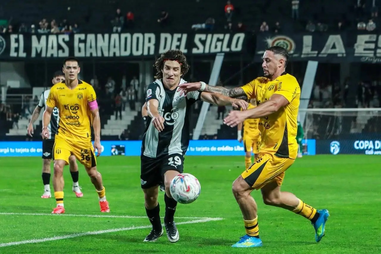 Batalla campal y festival de goles en La Huerta: Libertad y Guaraní firman un electrizante 2-2 que hace arder el campeonato Batalla campal y festival de goles en La Huerta: Libertad y Guaraní firman un electrizante 2-2 que hace arder el campeonato