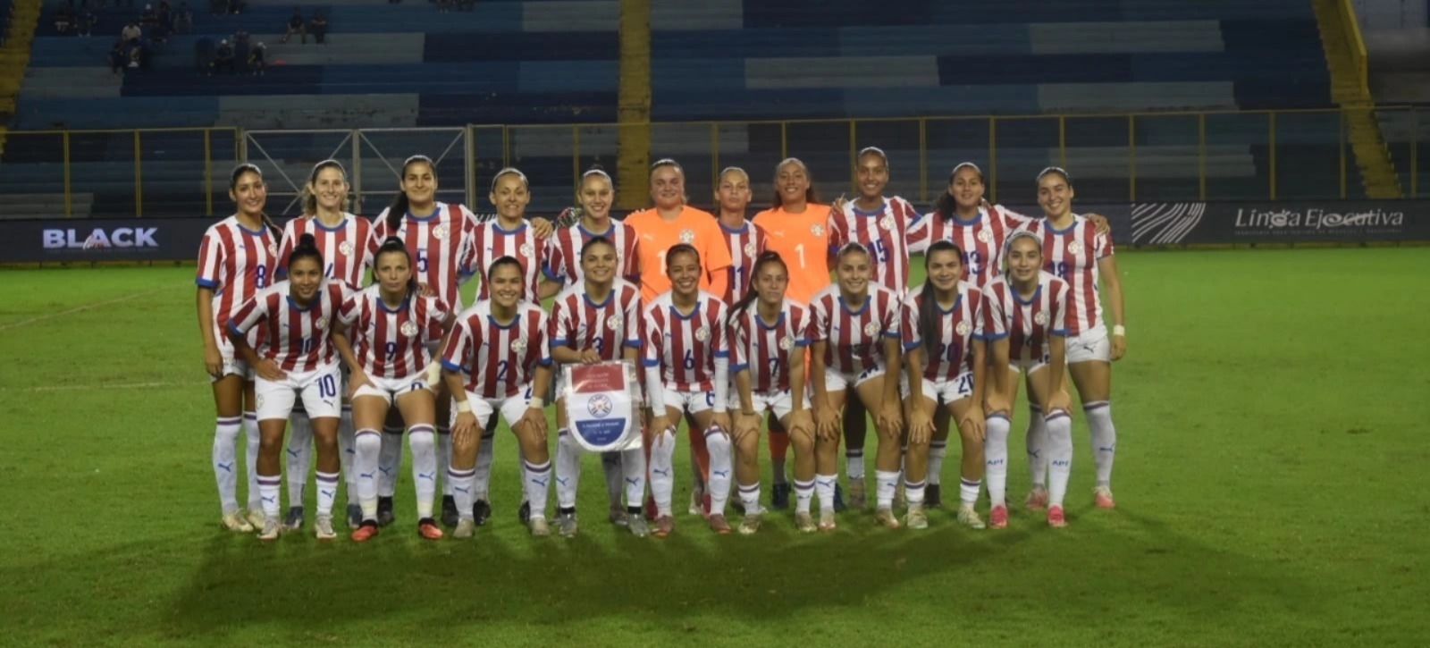 Hazaña y escándalo en el Cuscatlán: La Albirroja Femenina remonta un 0-2 con hat-trick heroico de Monserrath Ayala en medio de expulsiones y empujones Hazaña y escándalo en el Cuscatlán: La Albirroja Femenina remonta un 0-2 con hat-trick heroico de Monserrath Ayala en medio de expulsiones y empujones