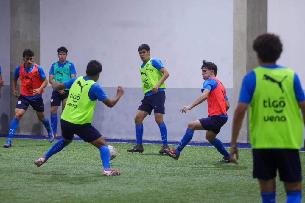 Presión máxima en Ypané: La albirroja Sub 16 vuelve a las prácticas bajo la lupa de Mariano Uglessich y sin margen para el relajamiento