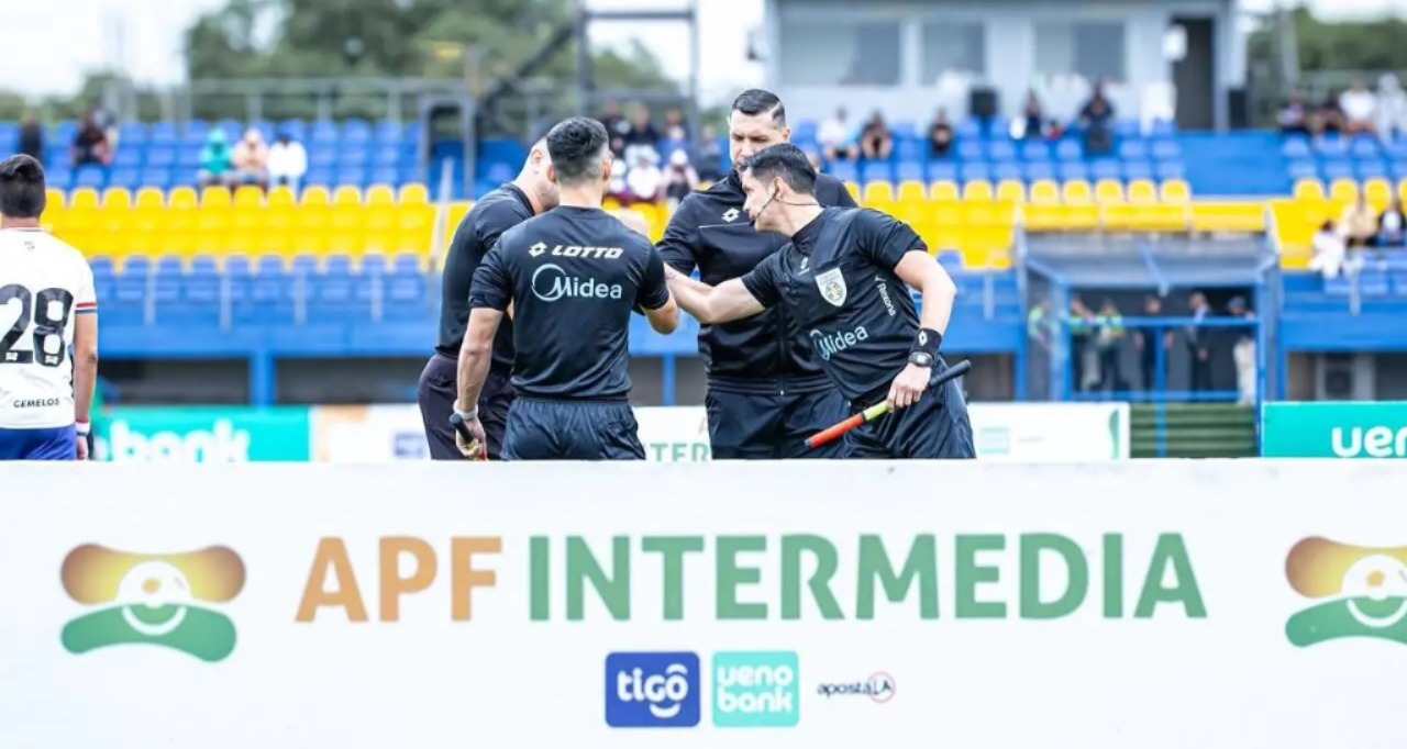 Bajo la lupa del VAR y el arbitraje: La APF destapa las autoridades para el dramático penúltimo capítulo de la Intermedia Bajo la lupa del VAR y el arbitraje: La APF destapa las autoridades para el dramático penúltimo capítulo de la Intermedia