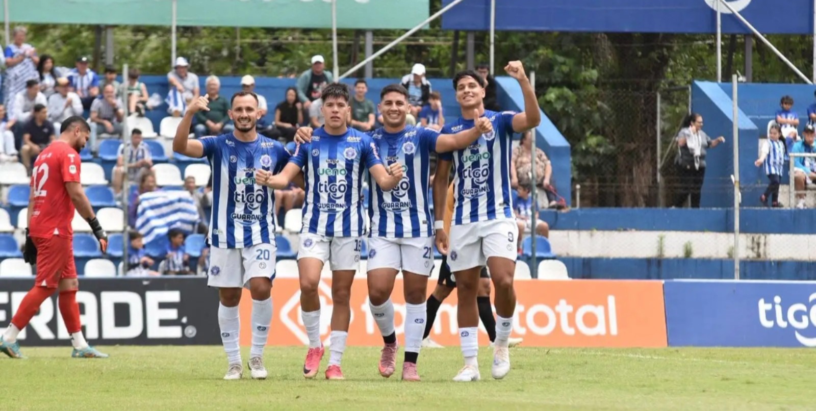Fiesta y consagración en Itauguá: El 12 de Octubre recibe el trofeo de campeón en un sábado marcado por goleadas y bochorno disciplinario en la Primera B