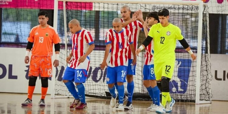 Triunfo juvenil heroico y tropiezo de la mayor: Paraguay vence a Argentina pero tropieza en el cierre y queda en el podio de la Liga Evolución de Futsal Triunfo juvenil heroico y tropiezo de la mayor: Paraguay vence a Argentina pero tropieza en el cierre y queda en el podio de la Liga Evolución de Futsal