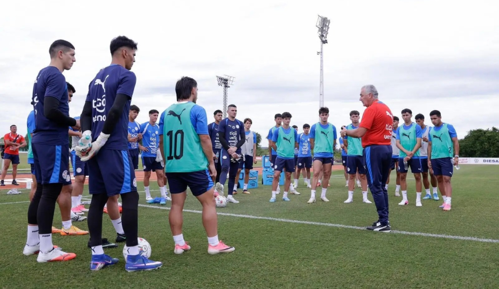 Laboratorio táctico a puertas cerradas: Gustavo Alfaro bajó el telón del microciclo en Ypané con fútbol formal y devolvió los 24 convocados a sus clubes