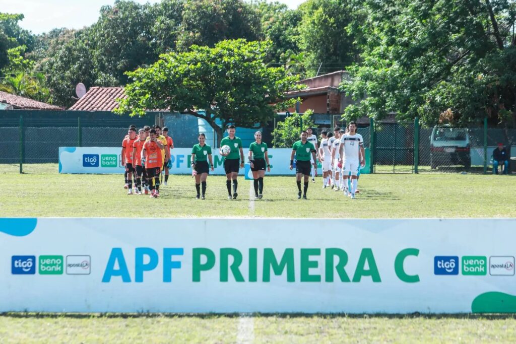 compromisos de la fecha 22 del campeonato, la última de la temporada 2026. Dicha jornada iniciará el viernes 23 de octubre, en el estadio Celestino Mongelós con el cruce entre Sport Colonial y Valois Rivarola. La agenda se completará el sábado 24 de octubre, con tres encuentros matinales, entre ellos el disputado en el estadio Óscar Hugo Sosa entre General Caballero de Campo Grande y Fulgencio Yegros que será televisado por Tigo Sports. Por la tarde, la fecha se cerrará con dos compromisos. Todos los detalles de la programación de la fecha 22: Viernes 23 de octubre: Sport Colonial vs. Valois Rivarola Estadio: Celestino Mongelós. Hora: 10:00. Sábado 24 de octubre: General Caballero CG vs. Fulgencio Yegros Estadio: Óscar Hugo Sosa. Hora: 10:00 (TV). Atlético Juventud vs. General Caballero ZC Estadio: Genaro Azcurra. Hora: 10:00. Deportivo Pinozá vs. General Díaz Estadio: Bosque de Pa’i Ñu. Hora: 10:00. Oriental FC vs. Capitán Figari Estadio: Gregorio Sarubbi. Hora: 16:00. Humaitá FBC vs. Pilcomayo FBC Estadio: Eleuterio Sánchez. Hora: 16:00. haceme una noticia de esto sin plagio sin negrita con titulo por favor polemica viral y que el titulo no sea todo en mayuscula y hace como se debe el titulo . PERO POLEMICA Y VIRAL LLAMATIVAAAAAAAAA POLEMICA. titulo polemico viral , SIN MENTIR Se juega la vida en la última fecha: La Divisional de la Primera C define días y horarios para un final de temporada que promete fuego cruzado compromisos de la fecha 22 del campeonato, la última de la temporada 2026. Dicha jornada iniciará el viernes 23 de octubre, en el estadio Celestino Mongelós con el cruce entre Sport Colonial y Valois Rivarola. La agenda se completará el sábado 24 de octubre, con tres encuentros matinales, entre ellos el disputado en el estadio Óscar Hugo Sosa entre General Caballero de Campo Grande y Fulgencio Yegros que será televisado por Tigo Sports. Por la tarde, la fecha se cerrará con dos compromisos. Todos los detalles de la programación de la fecha 22: Viernes 23 de octubre: Sport Colonial vs. Valois Rivarola Estadio: Celestino Mongelós. Hora: 10:00. Sábado 24 de octubre: General Caballero CG vs. Fulgencio Yegros Estadio: Óscar Hugo Sosa. Hora: 10:00 (TV). Atlético Juventud vs. General Caballero ZC Estadio: Genaro Azcurra. Hora: 10:00. Deportivo Pinozá vs. General Díaz Estadio: Bosque de Pa’i Ñu. Hora: 10:00. Oriental FC vs. Capitán Figari Estadio: Gregorio Sarubbi. Hora: 16:00. Humaitá FBC vs. Pilcomayo FBC Estadio: Eleuterio Sánchez. Hora: 16:00. haceme una noticia de esto sin plagio sin negrita con titulo por favor polemica viral y que el titulo no sea todo en mayuscula y hace como se debe el titulo . PERO POLEMICA Y VIRAL LLAMATIVAAAAAAAAA POLEMICA. titulo polemico viral , SIN MENTIR Se juega la vida en la última fecha: La Divisional de la Primera C define días y horarios para un final de temporada que promete fuego cruzado
