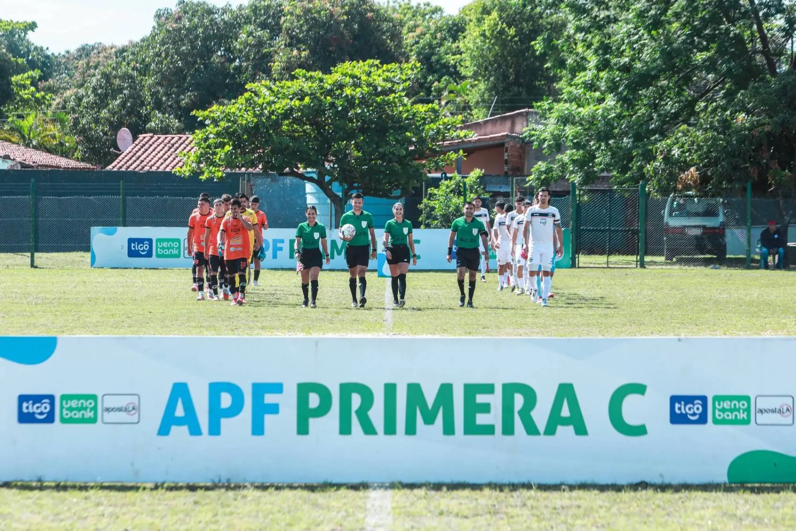 compromisos de la fecha 22 del campeonato, la última de la temporada 2026.  Dicha jornada iniciará el viernes 23 de octubre, en el estadio Celestino Mongelós con el cruce entre Sport Colonial y Valois Rivarola.  La agenda se completará el sábado 24 de octubre, con tres encuentros matinales, entre ellos el disputado en el estadio Óscar Hugo Sosa entre General Caballero de Campo Grande y Fulgencio Yegros que será televisado por Tigo Sports. Por la tarde, la fecha se cerrará con dos compromisos.     Todos los detalles de la programación de la fecha 22:  Viernes 23 de octubre:  Sport Colonial vs. Valois Rivarola  Estadio: Celestino Mongelós.  Hora: 10:00.     Sábado 24 de octubre:  General Caballero CG vs. Fulgencio Yegros  Estadio: Óscar Hugo Sosa.  Hora: 10:00 (TV).     Atlético Juventud vs. General Caballero ZC  Estadio: Genaro Azcurra.  Hora: 10:00.     Deportivo Pinozá vs. General Díaz  Estadio: Bosque de Pa’i Ñu.  Hora: 10:00.     Oriental FC vs. Capitán Figari  Estadio: Gregorio Sarubbi.  Hora: 16:00.     Humaitá FBC vs. Pilcomayo FBC  Estadio: Eleuterio Sánchez.  Hora: 16:00.  haceme una noticia de esto sin plagio sin negrita con titulo por favor polemica viral y que el titulo no sea todo en mayuscula y hace como se debe el titulo .  PERO POLEMICA Y VIRAL LLAMATIVAAAAAAAAA  POLEMICA. titulo polemico viral , SIN MENTIR   Se juega la vida en la última fecha: La Divisional de la Primera C define días y horarios para un final de temporada que promete fuego cruzado