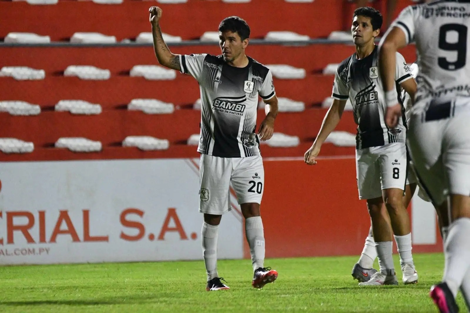 Remontada agónica en el Emiliano Ghezzi: Tacuary golpea la mesa, vence a Independiente de Campo Grande en un partidazo de cinco goles y enciende el cierre de la Intermedia Remontada agónica en el Emiliano Ghezzi: Tacuary golpea la mesa, vence a Independiente de Campo Grande en un partidazo de cinco goles y enciende el cierre de la Intermedia