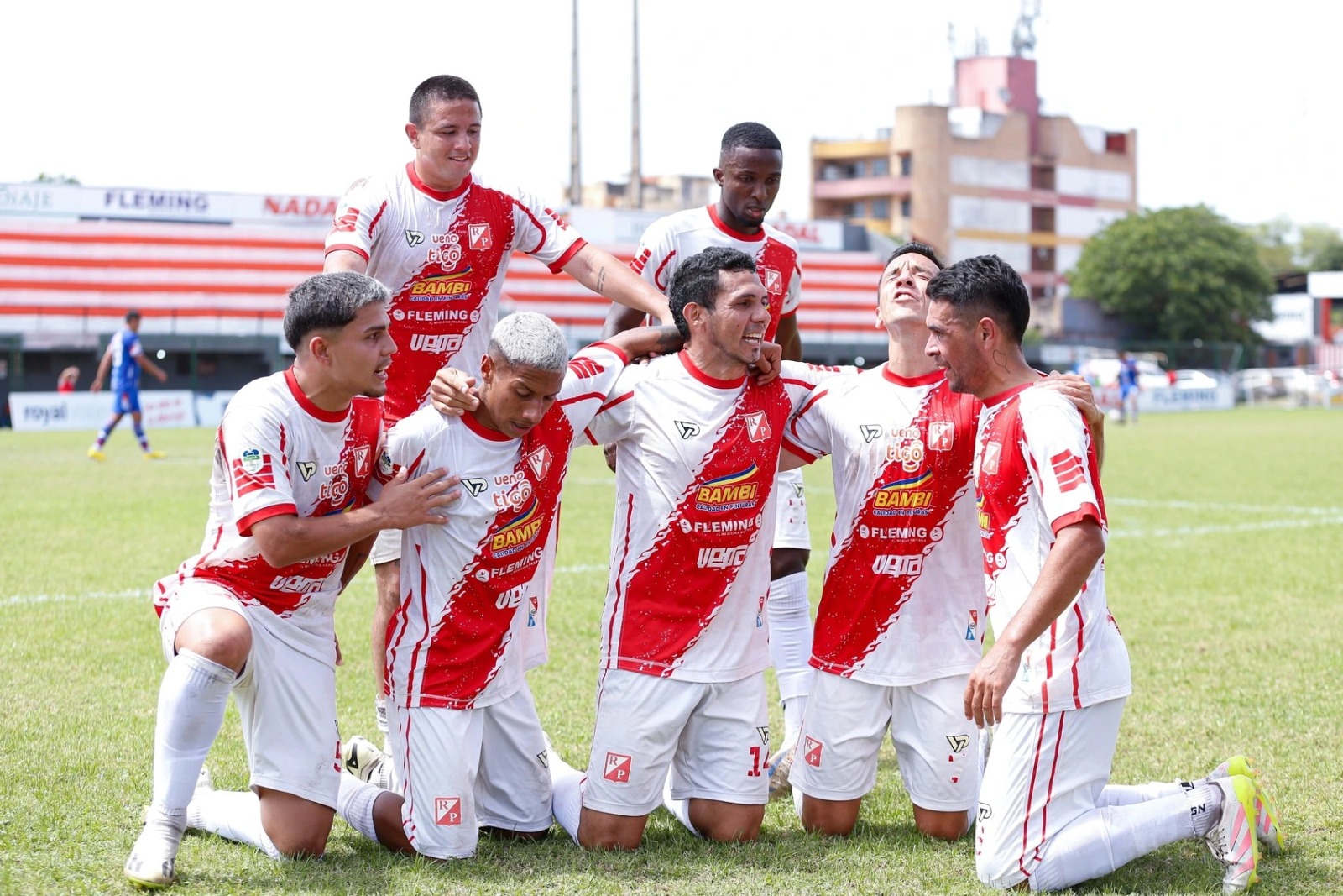Lluvia de goles, expulsados y penales atajados en un viernes candente de la Primera B